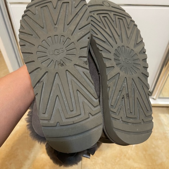 UGG Bailey Bow II Gray Suede Boots Womens 5 Slip On Sheepskin Mid-Calf Boot - Picture 4 of 6